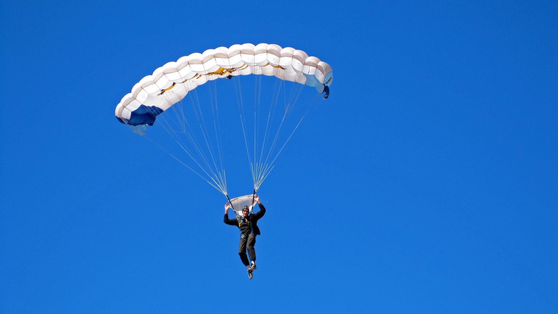 “新都兴城垒球赛：强队争锋，谁能拔得头筹？”